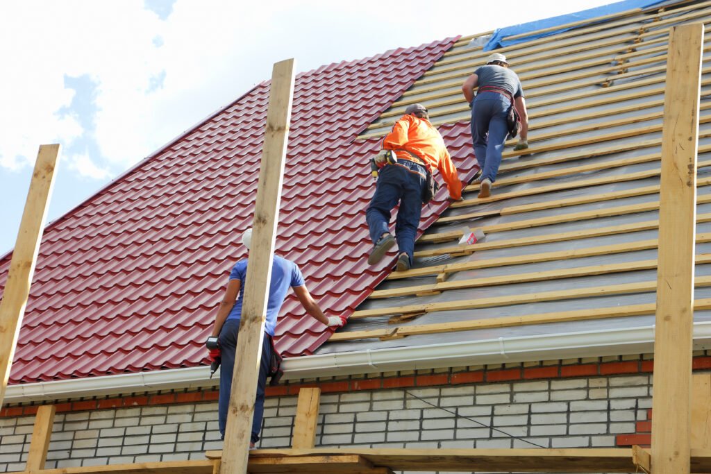 Roofers,Make,The,Roof,Of,Metal,Tile